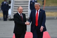 Sonrisas antes de la cumbre. Así fue el encuentro entre Trump y Putin en Alaska: apretón de manos y un paseo juntos en “La Bestia”
