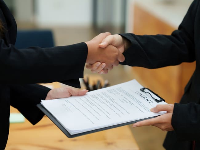 ¿Cuáles son las causales para terminar un contrato de arriendo comercial? Art. 518 y 520