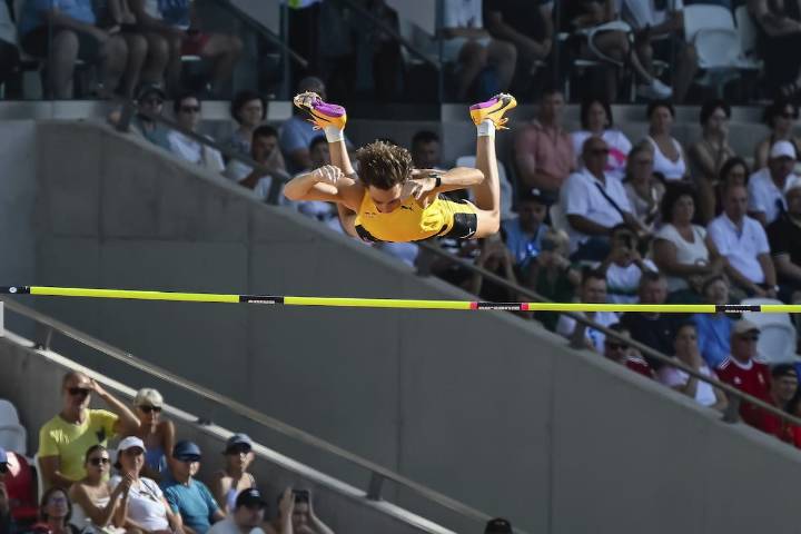 “No sé dónde está mi límite”. ¡Lo hizo otra vez! Duplantis volvió a tocar el cielo y apila récords: suma 13 (y 33 torneos invicto)