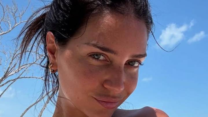 Zaira Nara lo da todo con sus looks en una isla mexicana: microbikini, transparencias y minifalda