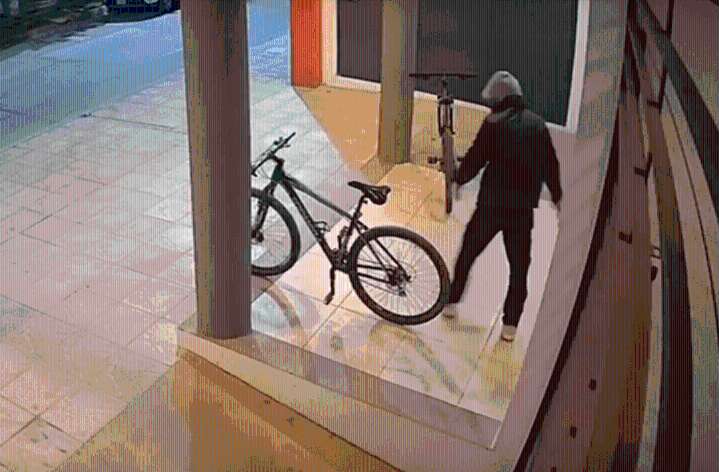 Robó dos bicicletas de un edificio en Concepción del Uruguay y quedó grabado: EL VIDEO