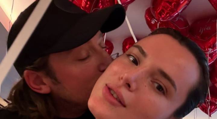Con velas y flores, Bella Thorne pidió matrimonio a su prometido Mark Emms