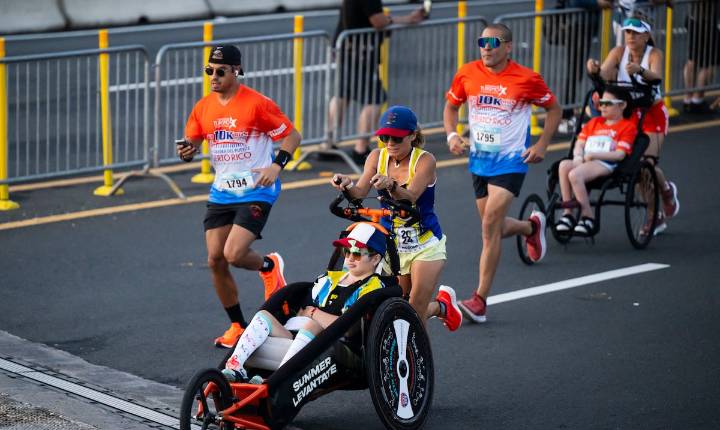 Summer Liz y su madre cruzarán la isla en un triatlón para crear conciencia sobre la seguridad vial