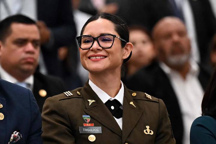 "Corte de cabello adecuado, uniforme limpio y saludo respetuoso": disciplina militar en las escuelas de El Salvador para evitar que se recluten pandilleros