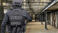 Migrantes en EU: Florida estrena "depósito de deportación" en prisión abandonada