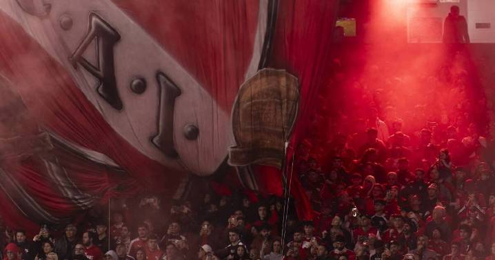 ¡Aficionado cae de más de 30 metros de altura! Enfrentamiento campal en Copa Sudamericana (VIDEO)