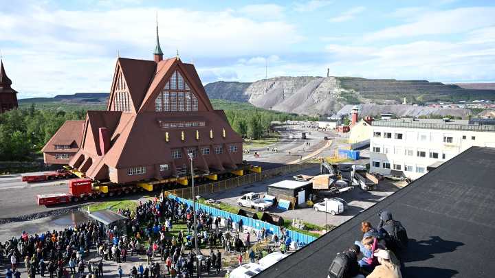 Remolques transportan una iglesia de madera en Suecia antes de ser tragada por una mina