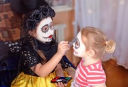 Cuidado con las pintucaritas, máscaras y disfraces en Halloween, también pueden contraer riesgo