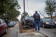Conductor choca contra poste en la Vía Rápida y genera caos vial