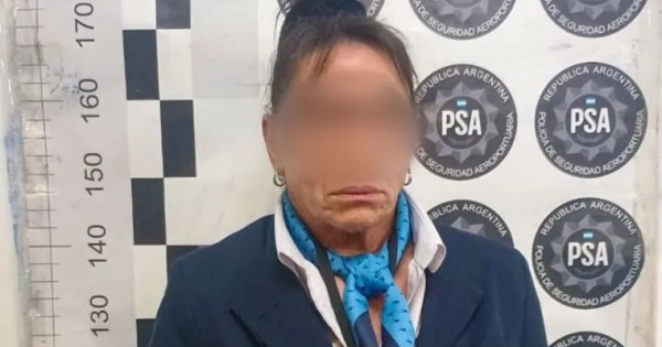 Quién es la azafata que intentó contrabandear relojes, iphones y joyas valuados en más de 50 millones de pesos