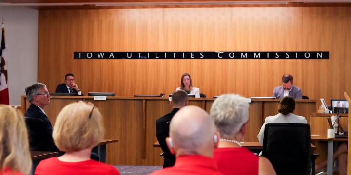 Pipeline opponents ask utilities regulators to discard Summit permits