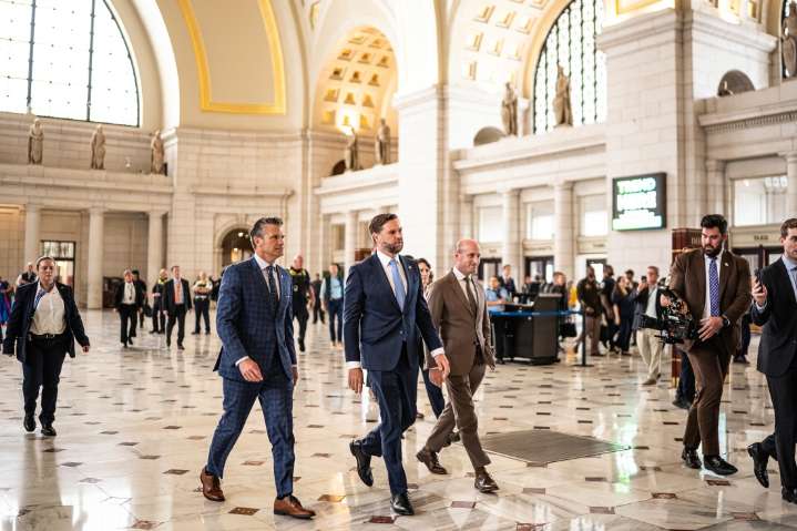 Cele|bitchy | A heckler called JD Vance a ‘couch f–ker’ at a stunt in DC’s Union Station