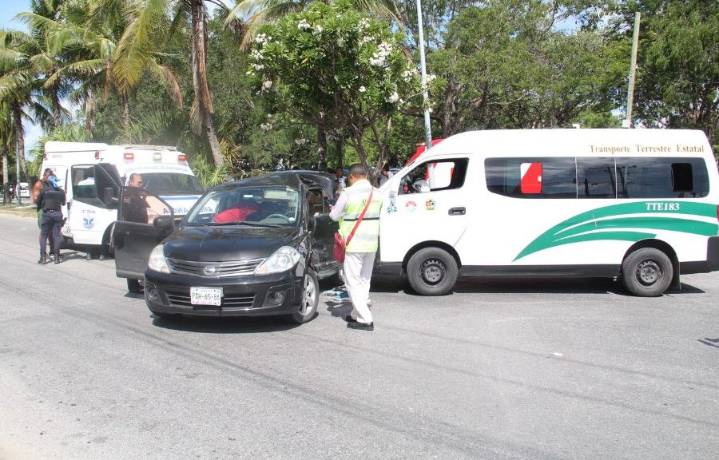 Accidente vial deja una mujer atrapada y varios lesionados