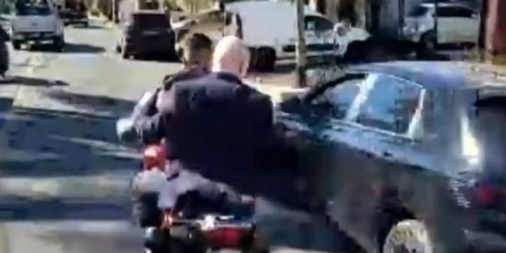 Espert se fue en la moto de un militante libertario tras el ataque a la caravana de Milei en Lomas de Zamora