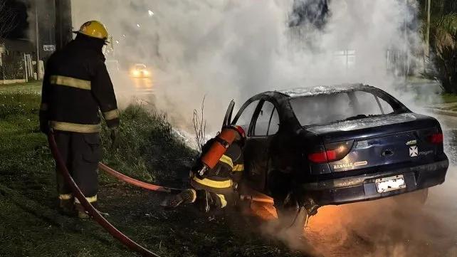 Crespo: un auto se incendió y las pérdidas fueron casi totales