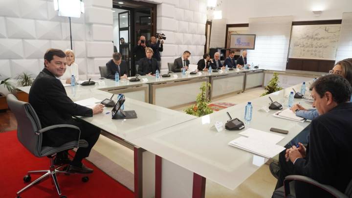 Así son (o dicen ser) los currículums de los políticos de Castilla y León: títulos, másters y algunas lagunas
