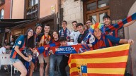 La afición del Huesca tiñe de azulgrana Vitoria antes del partido contra el Mirandés