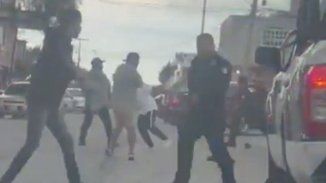 Policía estatal y civiles se enfrentan a golpes en Hidalgo; detienen a tres
