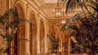 Los hoteles llenan en julio y los turistas nacionales reducen días de vacaciones por la subida de precios