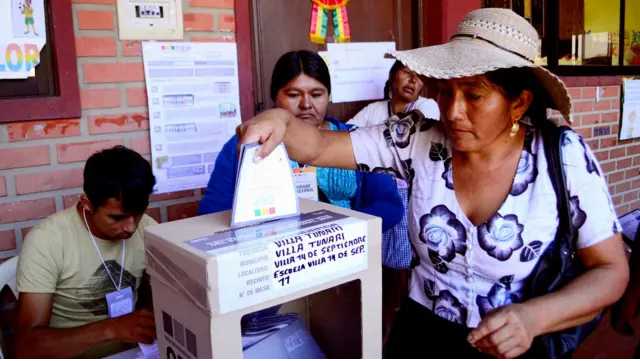 Elecciones en Bolivia: Dos candidatos de derecha irán a balotaje por la presidencia