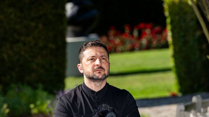 With summit looming, Ukraine's Zelenskyy says he won't give land to Russia