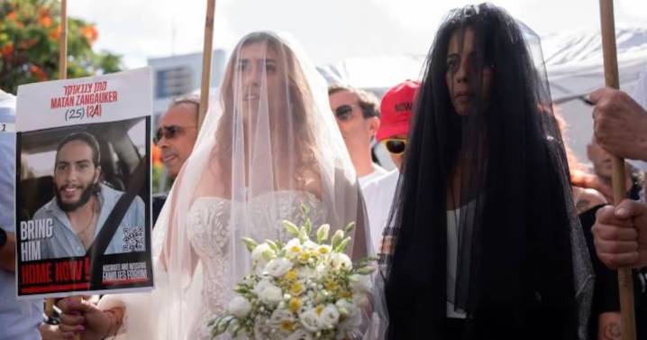 Exrehén israelí-mexicana celebra boda simbólica mientras su prometido sigue cautivo en Gaza