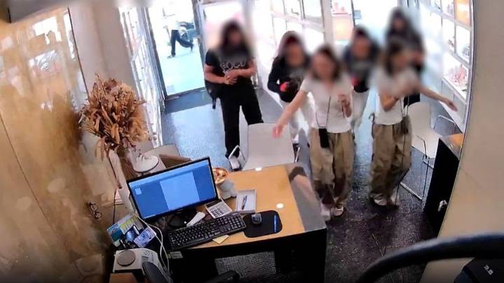 Dos detenidos el lunes mientras robaban disfrazados de mujer en una joyería de Barcelona