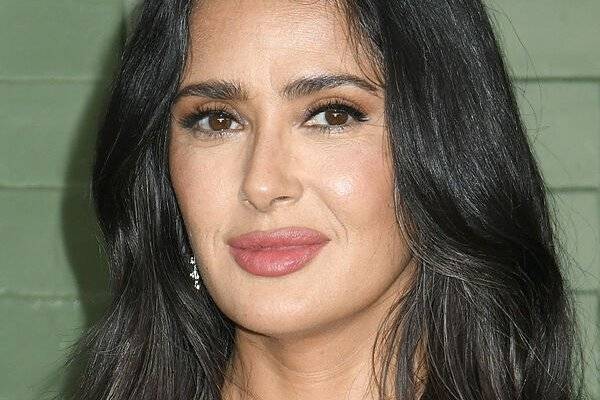 Salma Hayek: "El truco para evitar levantarme con ojos hinchados es bien sencillo y económico"