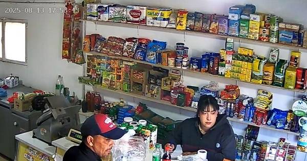 Un empleado municipal robó un celular y escapó en un auto oficial