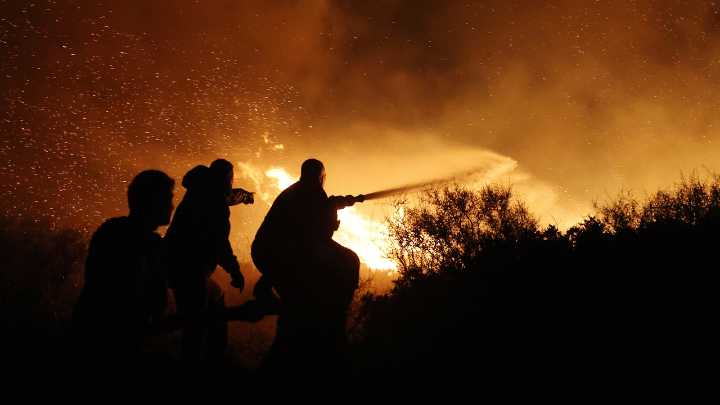 Una jornada de vientos huracanados e incendios deja 3 muertos en Grecia