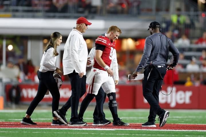 QB Billy Edwards Jr. exits Wisconsin debut with injury