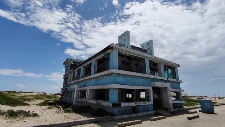 Jóvenes ingresan a edificios abandonados en Playa Miramar; advierten riesgo de accidentes