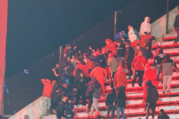 A ocho días de los incidentes. Qué fue del hincha de Universidad de Chile que cayó el vacío en el estadio de Independiente