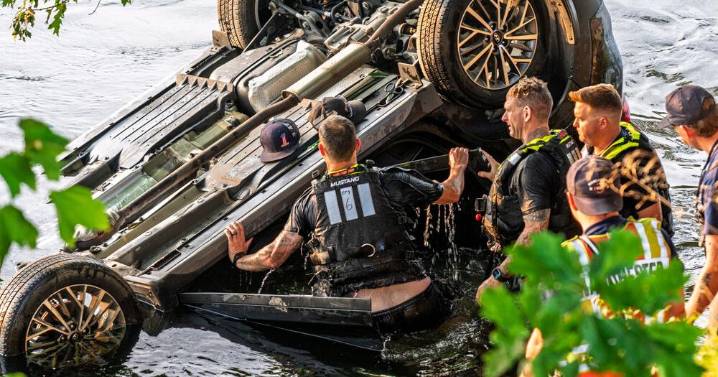 Crash into Merrimack River off of I-293 leaves one person dead