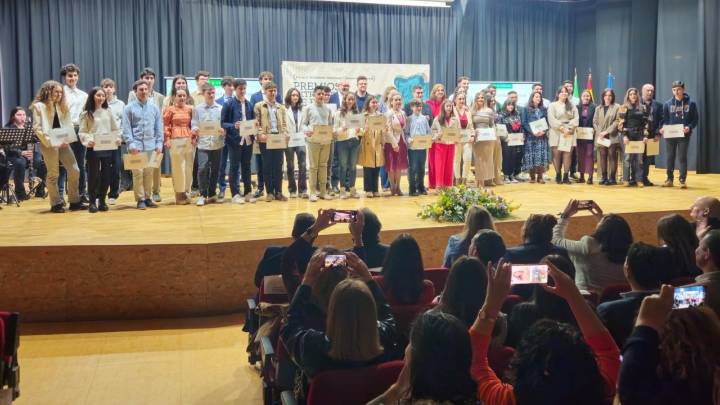 Ocho alumnos extremeños reciben los Premios Extraordinarios de Bachillerato 2024/2025