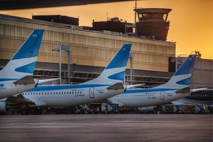 Comenzó el paro de controladores de tránsito aéreo y miles de pasajeros se vieron afectados