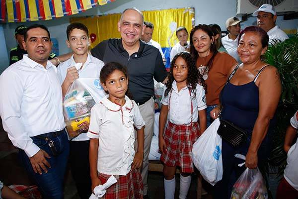 Alcalde Pinedo sigue apoyando a familias afectadas por lluvias