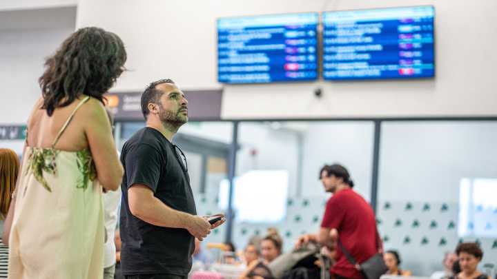Renfe vuelve a suspender los trenes entre Madrid y Galicia tras reactivarse el incendio en Ourense