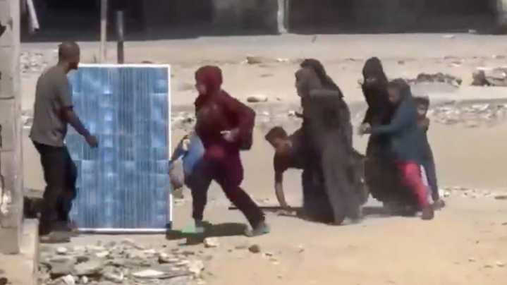 (+Video) Soldados israelíes abren fuego contra civiles que buscan refugio en Gaza