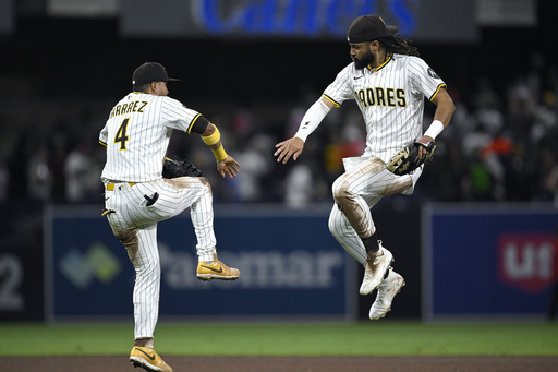 Tatis realiza espectacular salto para robarle un jonrón a Devers