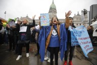 La lluvia no los disuadió. Familias se reunieron frente al Congreso para reclamar contra el ajuste en discapacidad