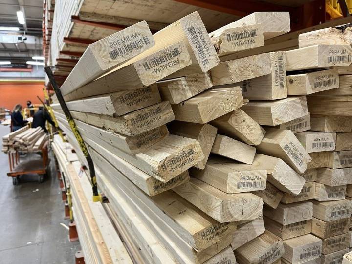 U.S. in final decision to hike Canadian softwood duties, tells officers to collect