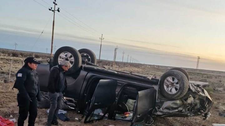 Se quedó dormido y volcó la camioneta