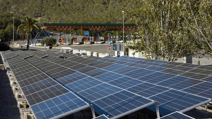 ¿Se ahorra en la factura de la luz con placas solares? Pocos lo saben, pero es una auténtica inversión