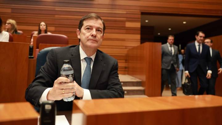 Mañueco defiende su gestión de los incendios entre críticas por la falta de medios y la desaparición de su consejero