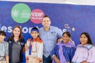 Entregan mochilas, útiles y zapatos a 350 niñas y niños