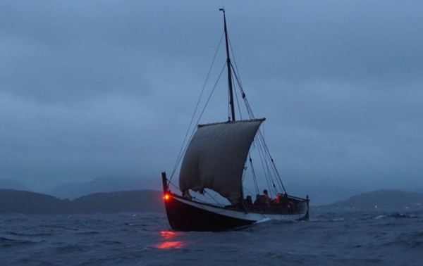 Arqueólogo navegó 3 años en barcos tradicionales para estudiar a los marinos vikingos
