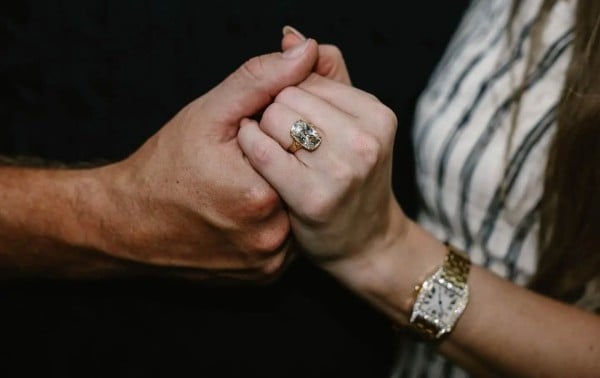 El anillo de compromiso de Taylor Swift marca un retorno a la elegancia ‘vintage’