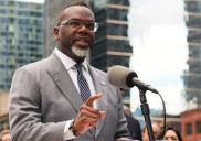 Alcalde de Chicago se niega a colaborar con un posible despliegue militar ordenado por Trump