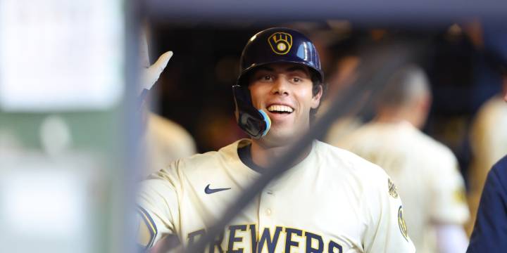 Christian Yelich HR sends Brewers to 10th straight win